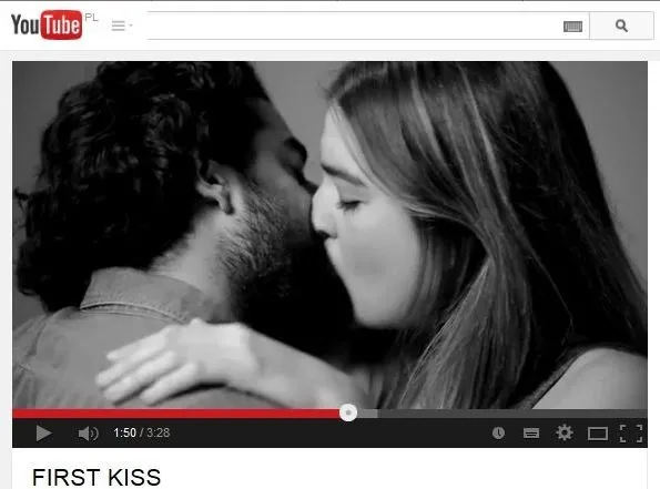 Nieznajomi całują się po raz pierwszy w życiu. Efekt jest urzekający [WIDEO]