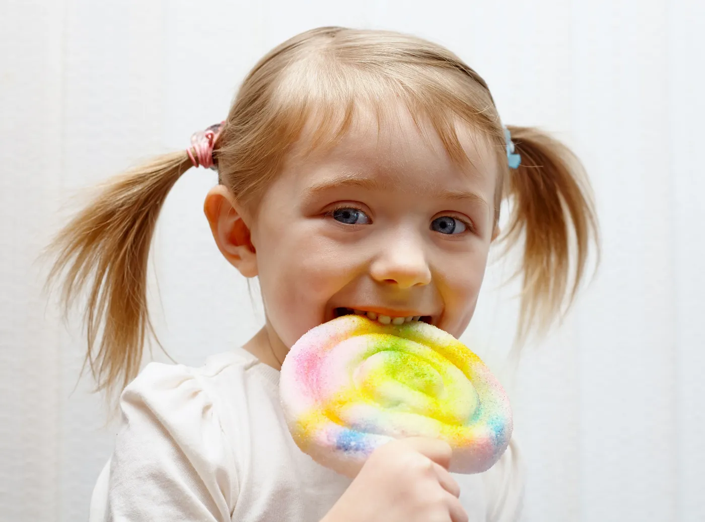 Dziewczynka liże lizaka