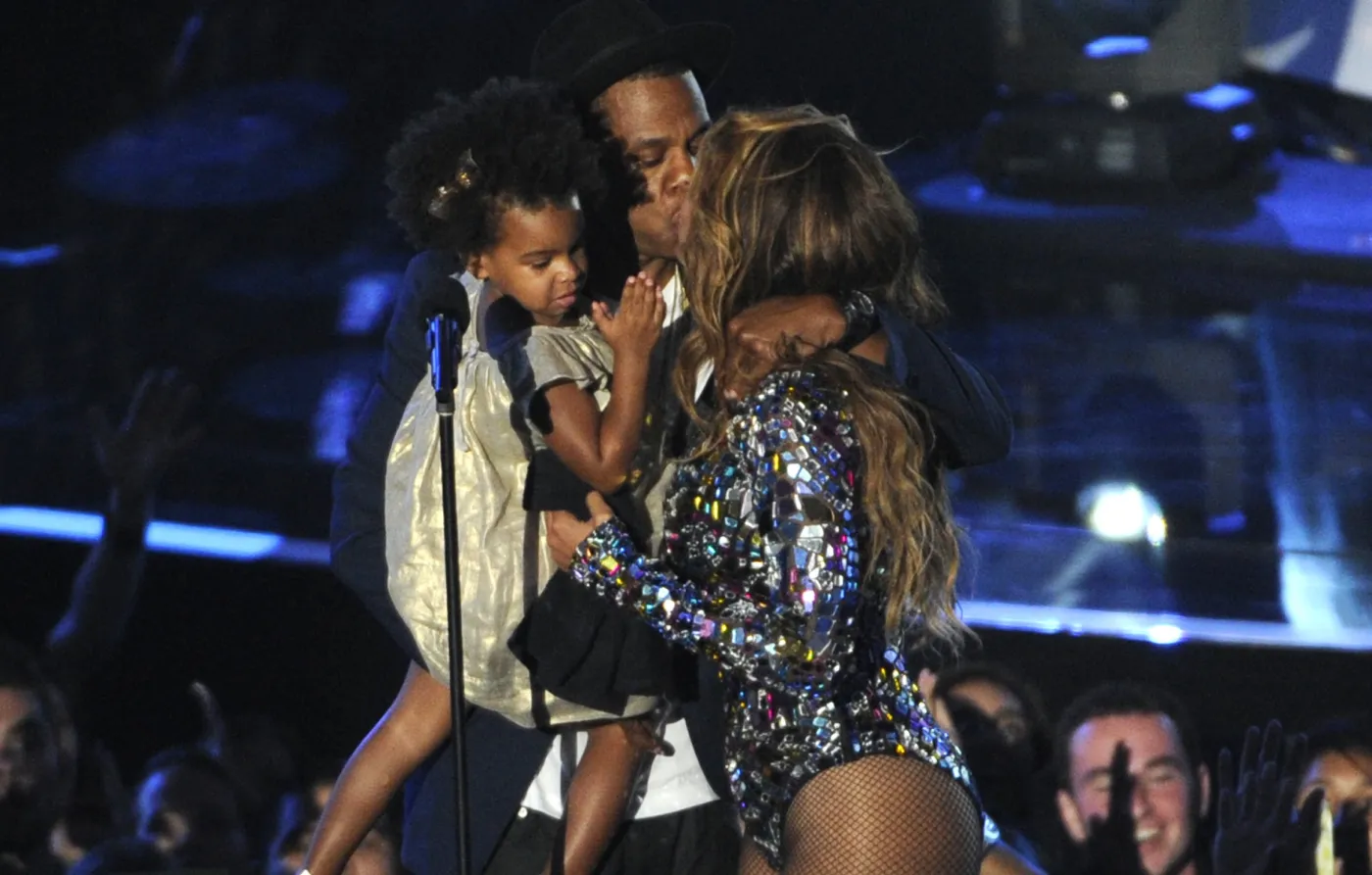 6716155-blue-ivy-jay-z-i-beyonc.jpg