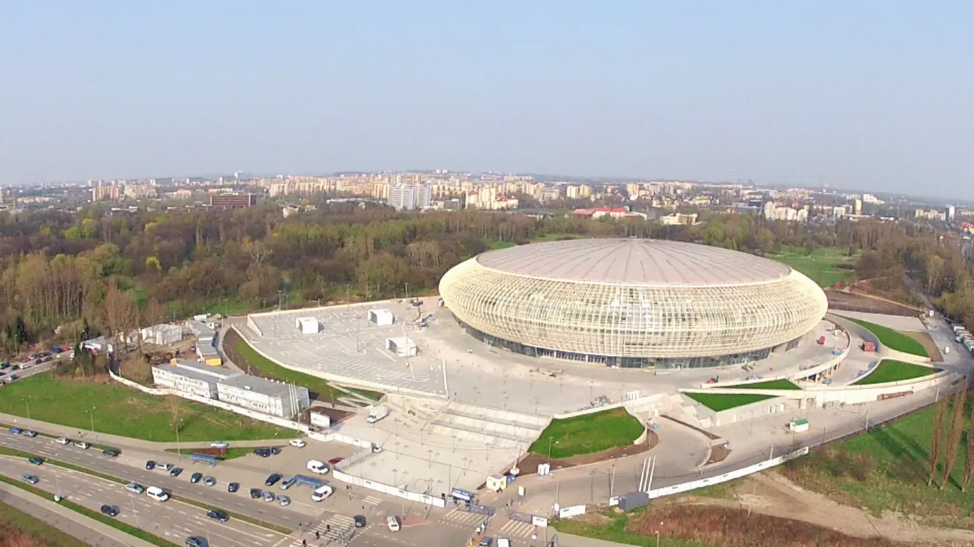 Kraków Arena szuka sponsora dwuznacznym sloganem: Młoda, atrakcyjna pozna...