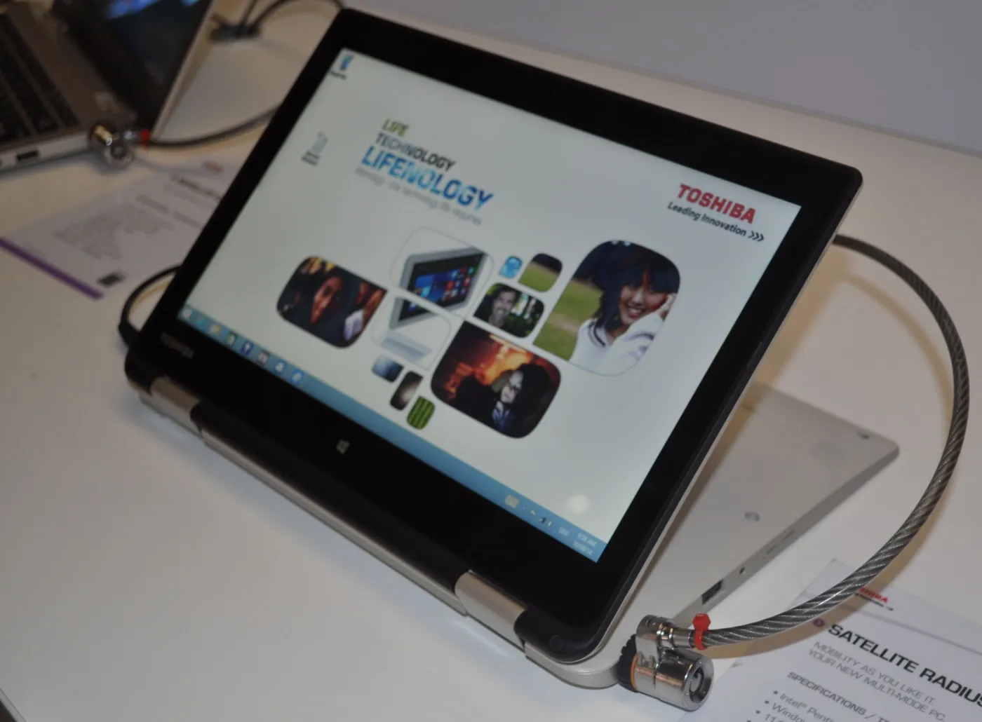 6781856-tablet-toshiba-radius.jpg