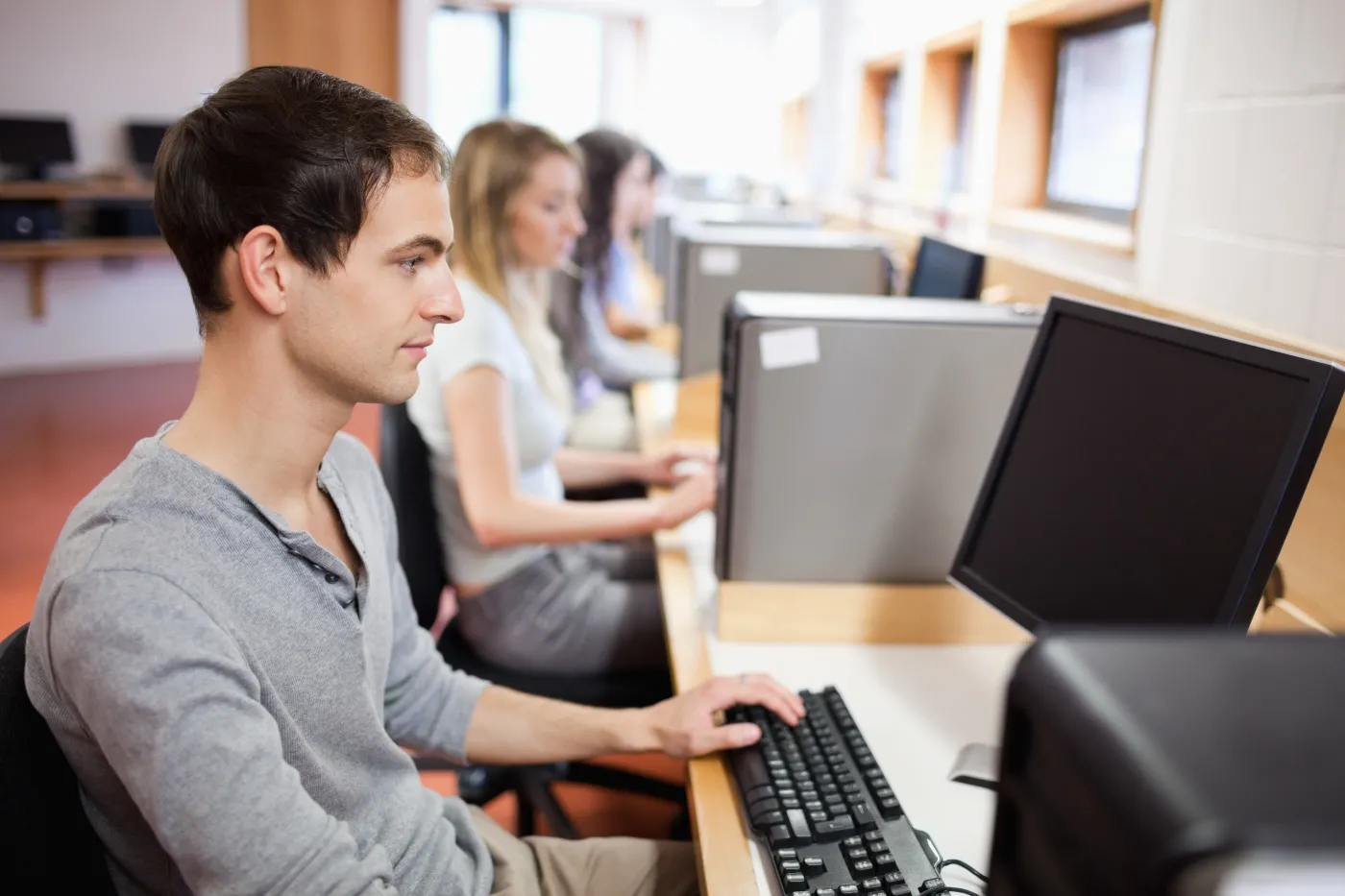 ludzie przy komputerze