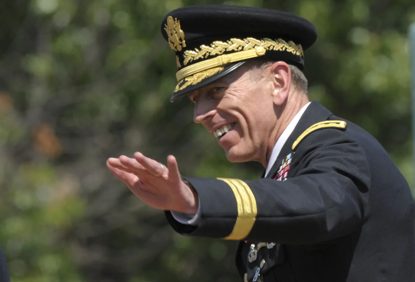 6809836-general-david-petraeus.jpg
