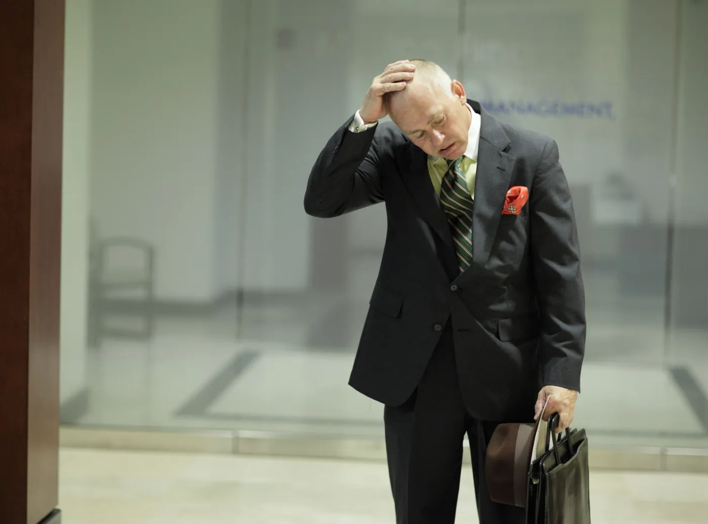 Mężczyzna w garniturze