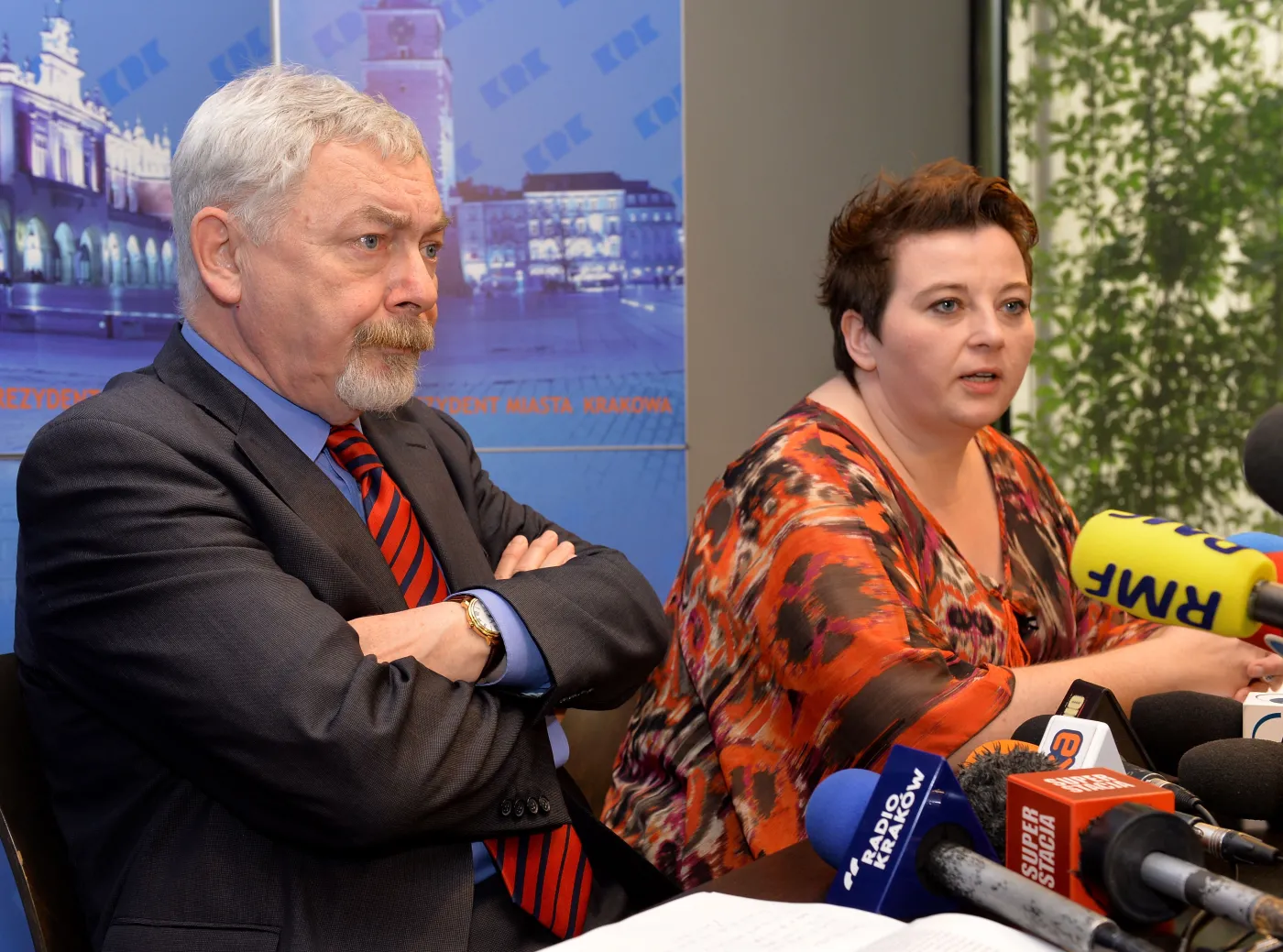 Prezydent Krakowa prof. Jacek Majchrowski (L) i przewodnicząca Komitetu Konursowego ZIO Kraków 2022 Magdalena Sroka (P) podczas konferencji prasowej nt. wyniku referendum i podjęcia decyzji o wycofaniu kandydatury stolicy Małopolski z ubiegania się o prawa organizacji ZIO 2022