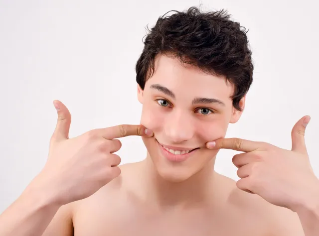 Przebarwienia na zębach? Przyczyn może być wiele