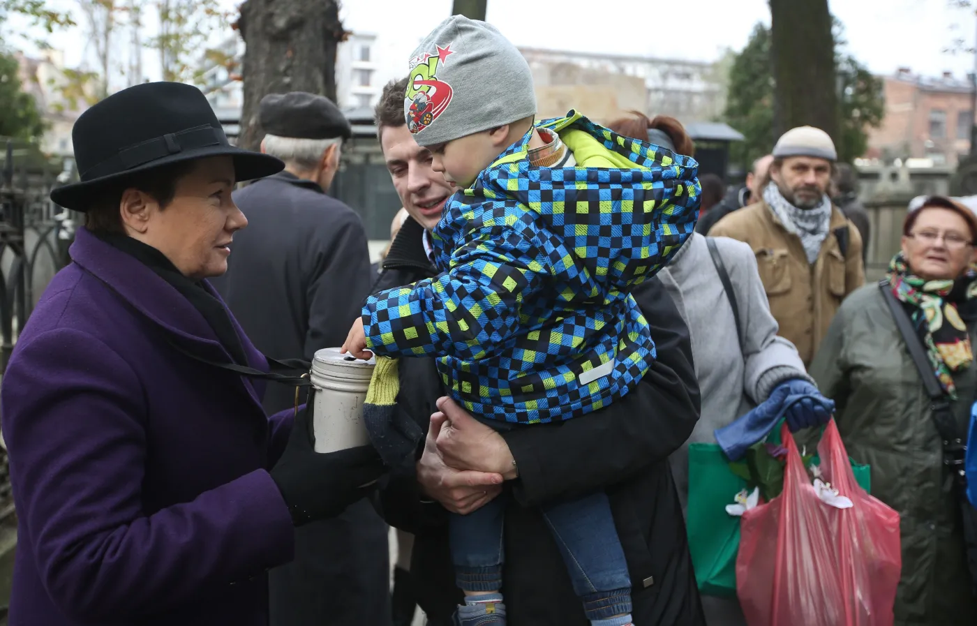 Kwesta na Starych Powązkach. Aktorzy i politycy zbierali na renowację nagrobków