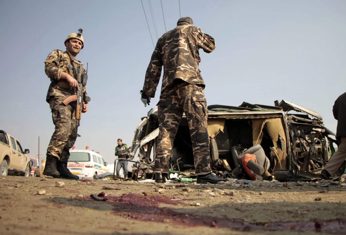 Samobójca pomylił konwoje? Krwawy zamach w Kabulu. ZDJĘCIA