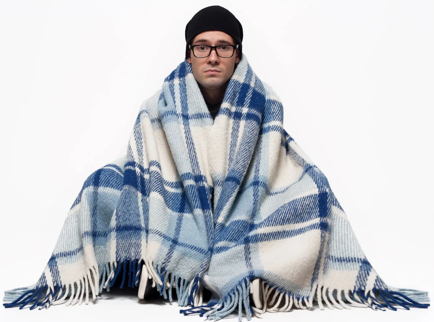 Mężczyzna okryty kocem