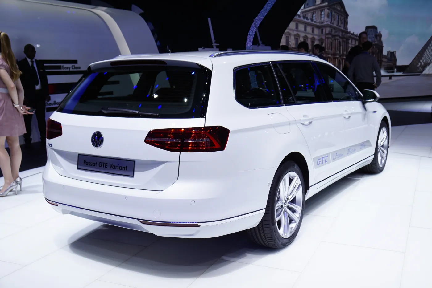 6891437-volkswagen-passat-gte.jpg