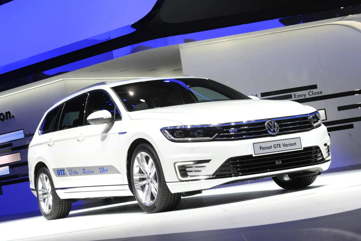 6891176-volkswagen-passat-gte.jpg