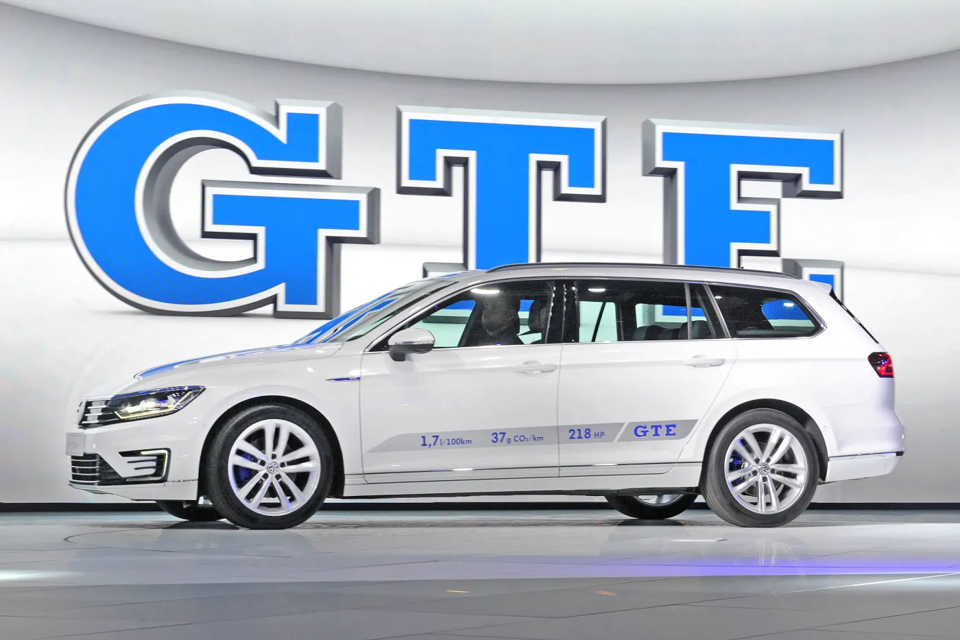6891205-volkswagen-passat-gte.jpg