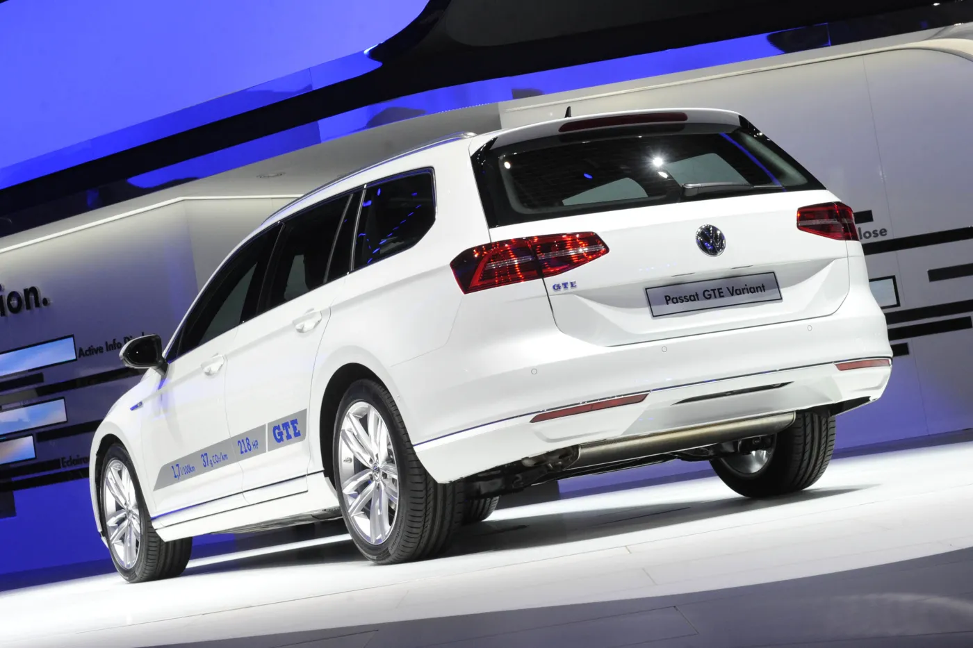 6891234-volkswagen-passat-gte.jpg