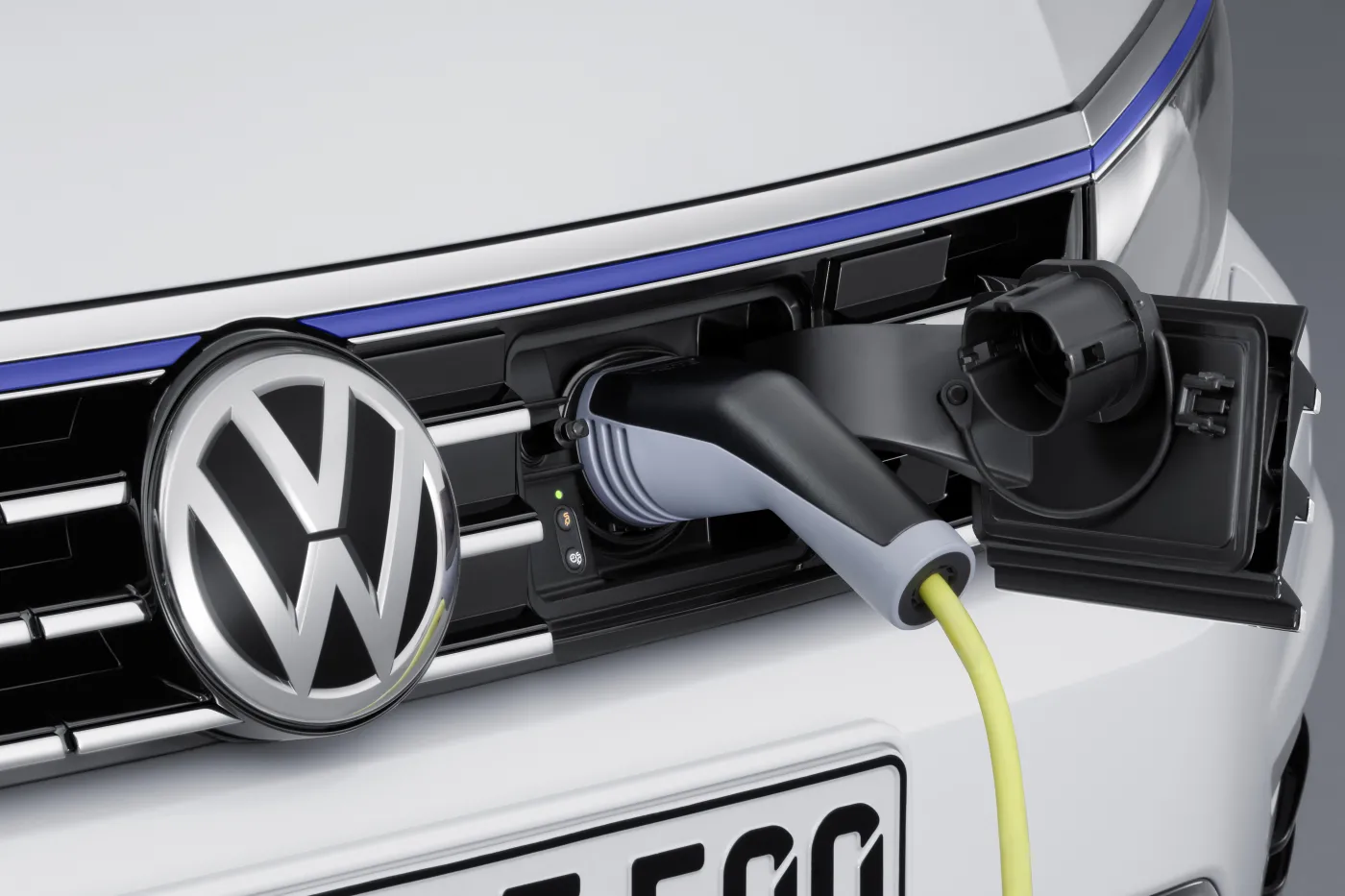 6891321-volkswagen-passat-gte.jpg