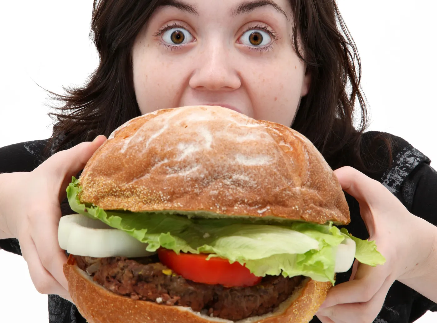 Kobieta je hamburgera