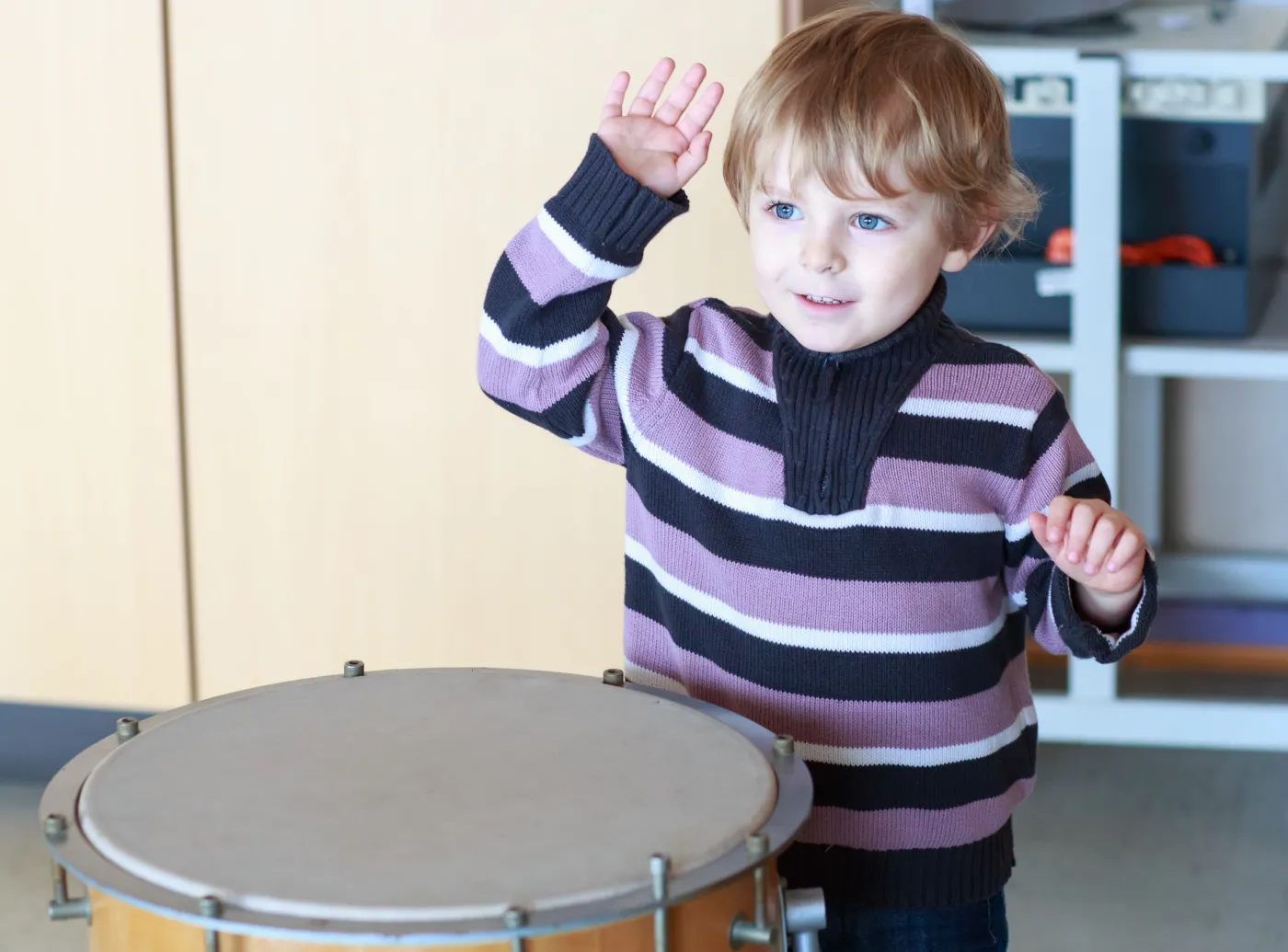 Dziecko uderza w bęben