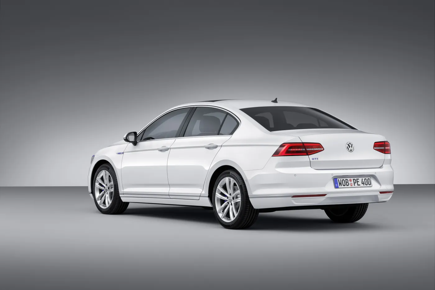 6891690-volkswagen-passat-gte.jpg