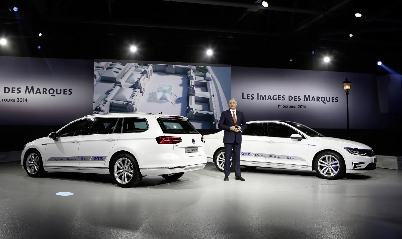 6891292-volkswagen-passat-gte.jpg
