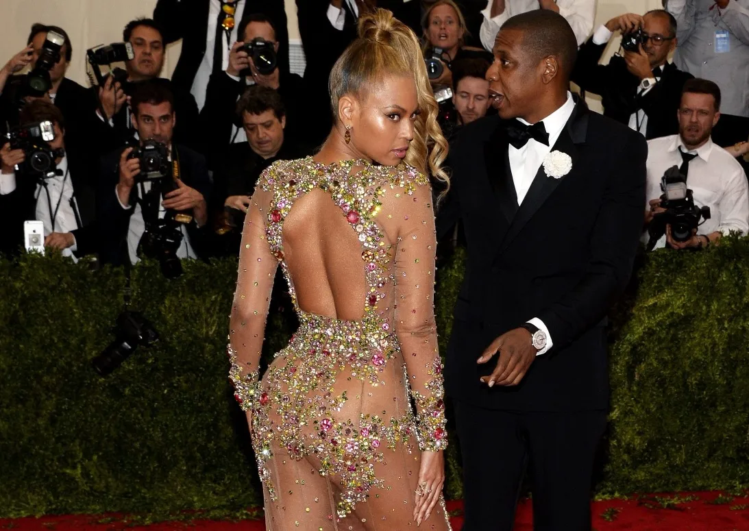 Która bardziej rozebrana? Gwiazdy muzyki na najważniejszym balu Ameryki [ZDJĘCIA]