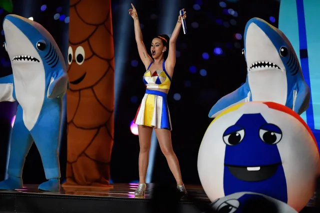 Takiego show jeszcze nie było! Katy Perry i śpiewające rekiny na Super Bowl [ZDJĘCIA]