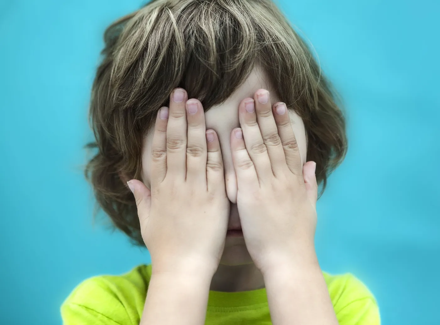 Dziecko zasłania oczy