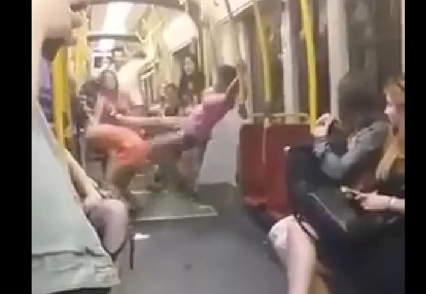 Brutalna bójka w warszawskim tramwaju. Pobiło się kilka nastolatek