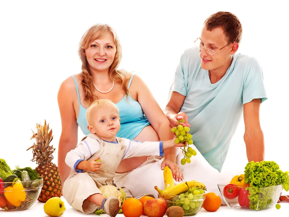 Rodzina jedząca owoce