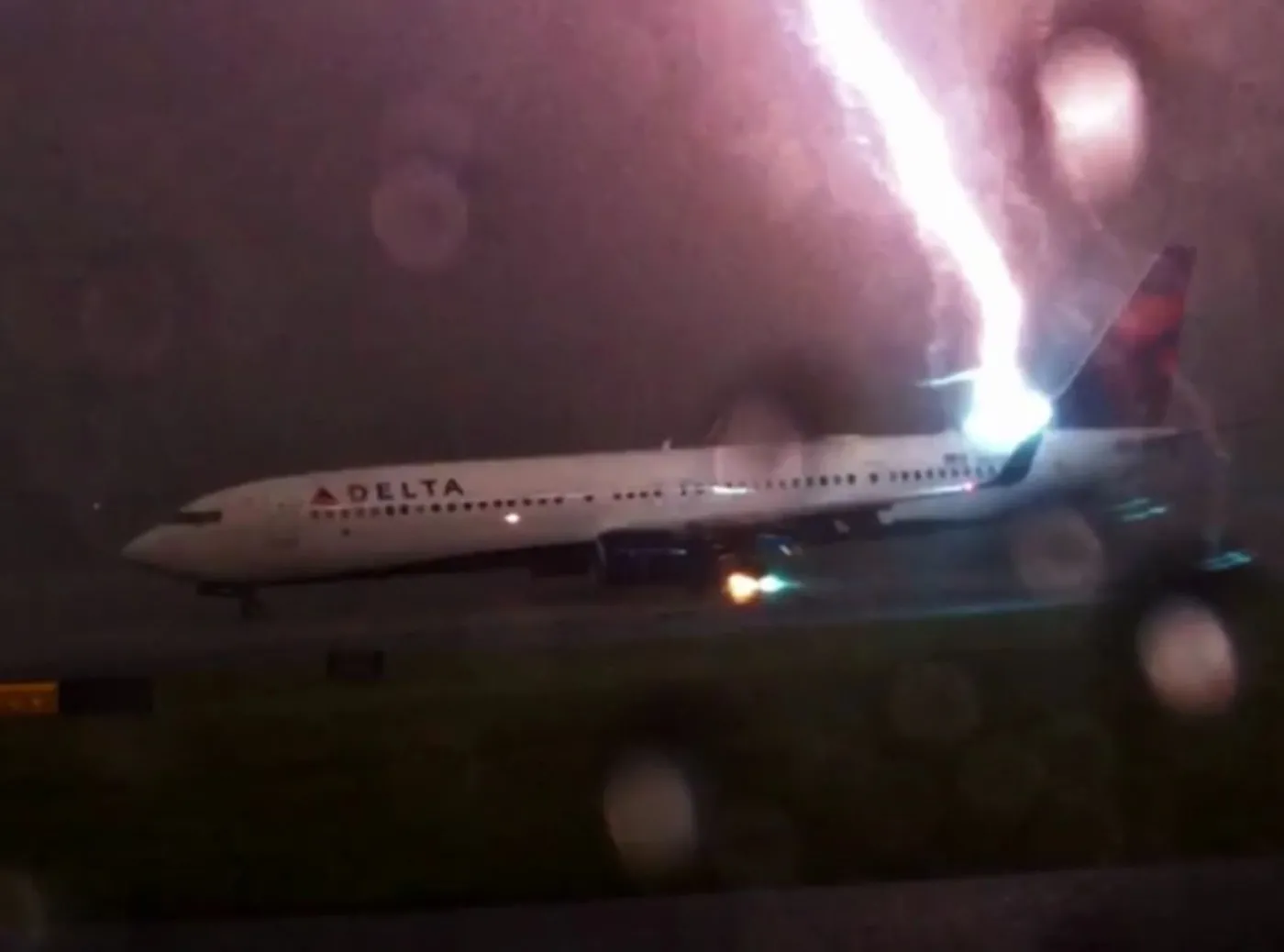 Niezwykłe WIDEO. Piorun uderza w samolot pasażerski!