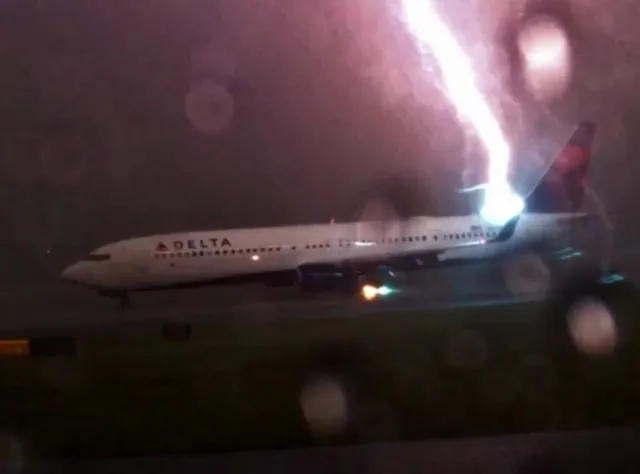 Niezwykłe WIDEO. Piorun uderza w samolot pasażerski!