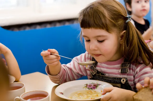 Niemieckie przedszkole wycofuje wieprzowinę z menu, by "zbawić dusze" muzułmańskich dzieci