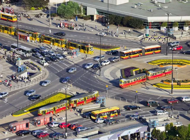 Warszawski ratusz w końcu bierze się za reprywatyzację? Publikuje "białą księgę" i odsuwa BGN od spraw zwrotowych