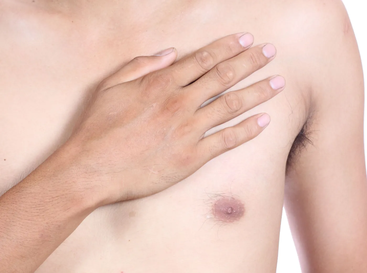 Mężczyzna dotyka pierś