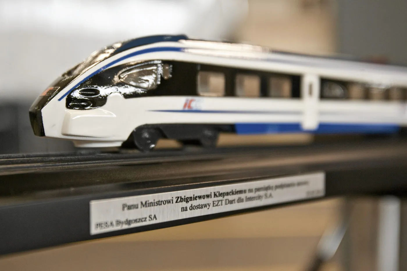 7789483-miniatura-pociagu-dart.jpg