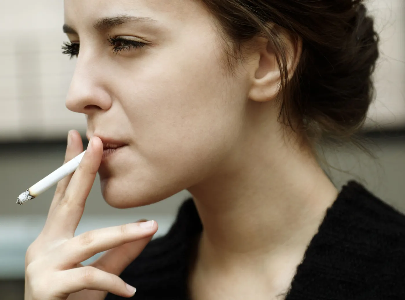 Kobieta pali papierosa