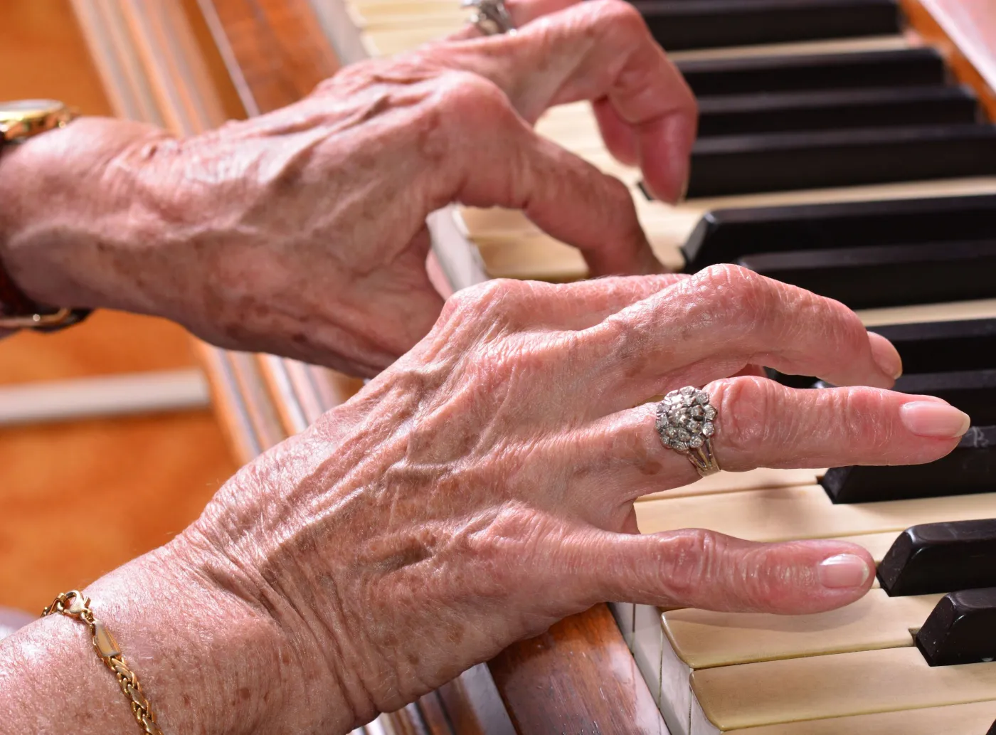 Kobieta gra na pianinie