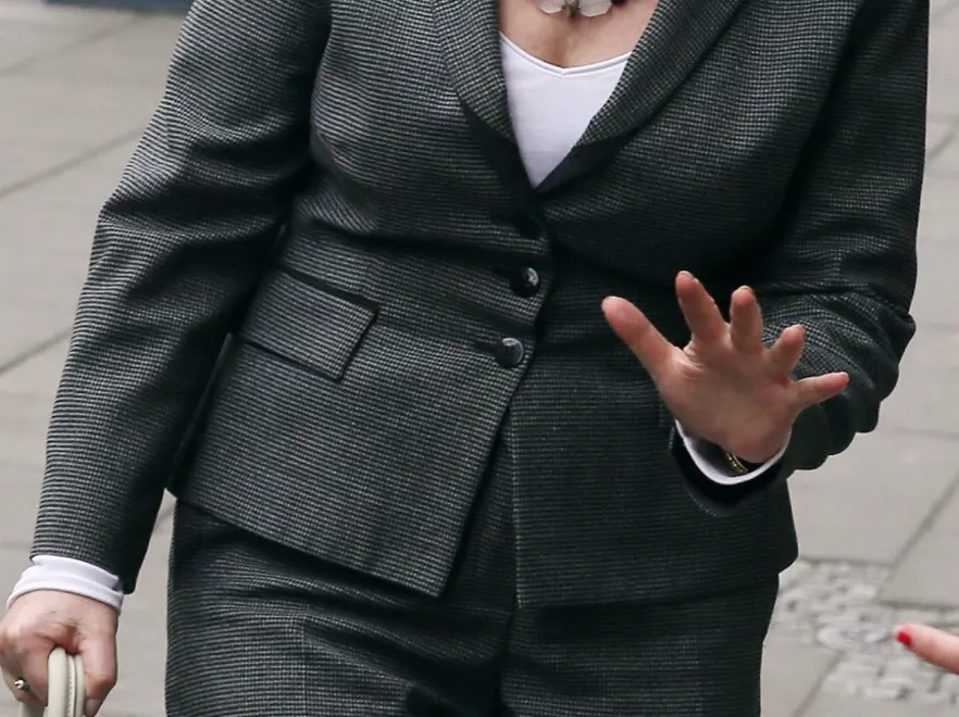 Guziki ledwo podołały: Hanna Gronkiewicz-Waltz opięta jak Ewa Kopacz