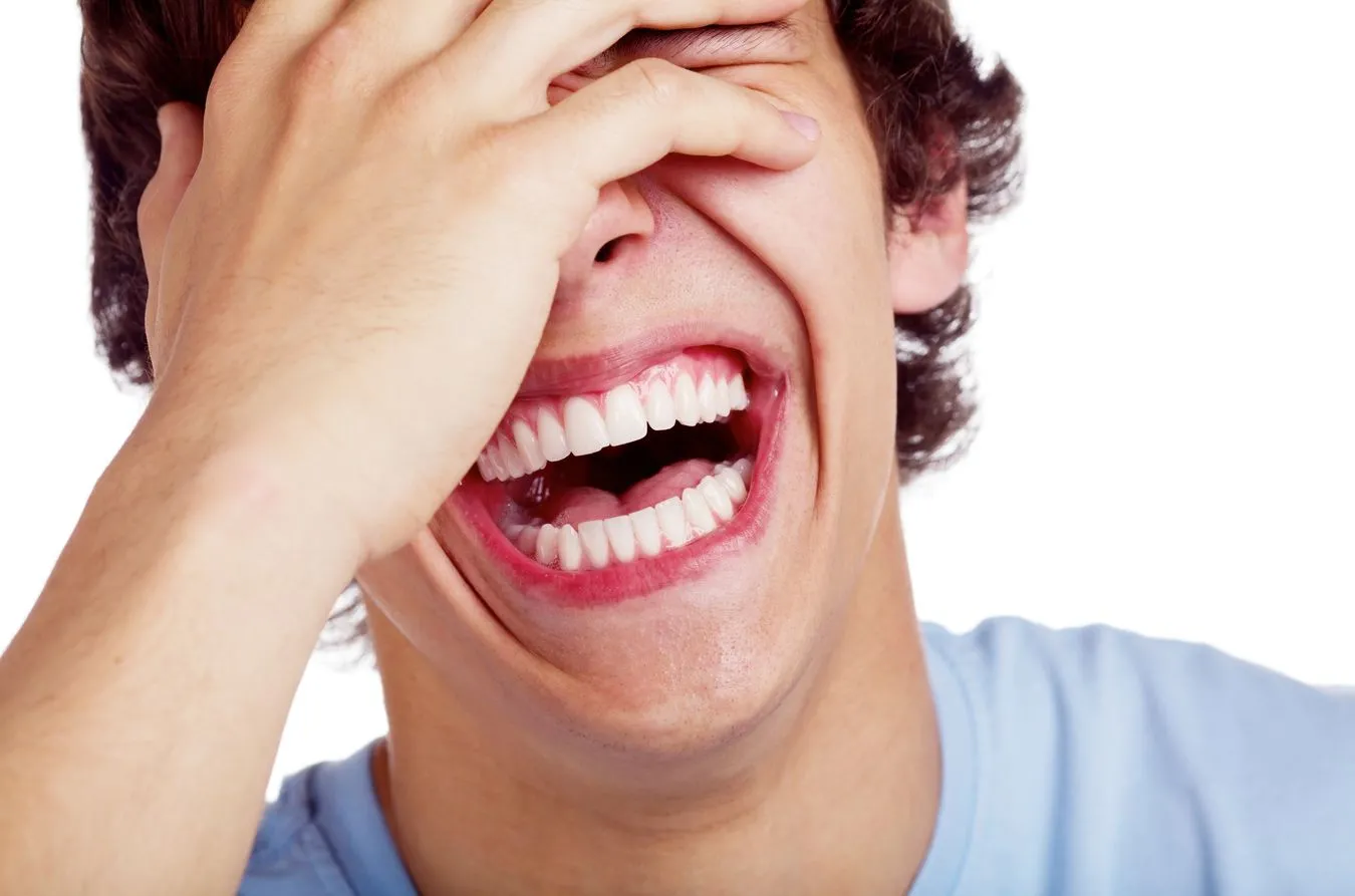 Śmiejący się mężczyzna