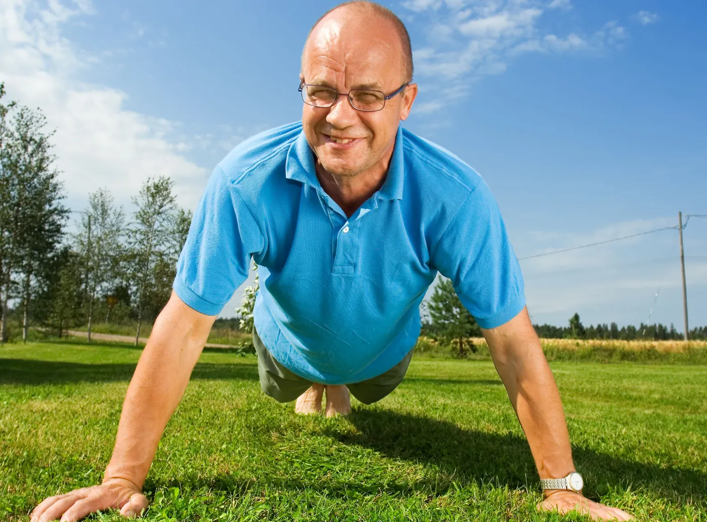 Mężczyzna robi pompki