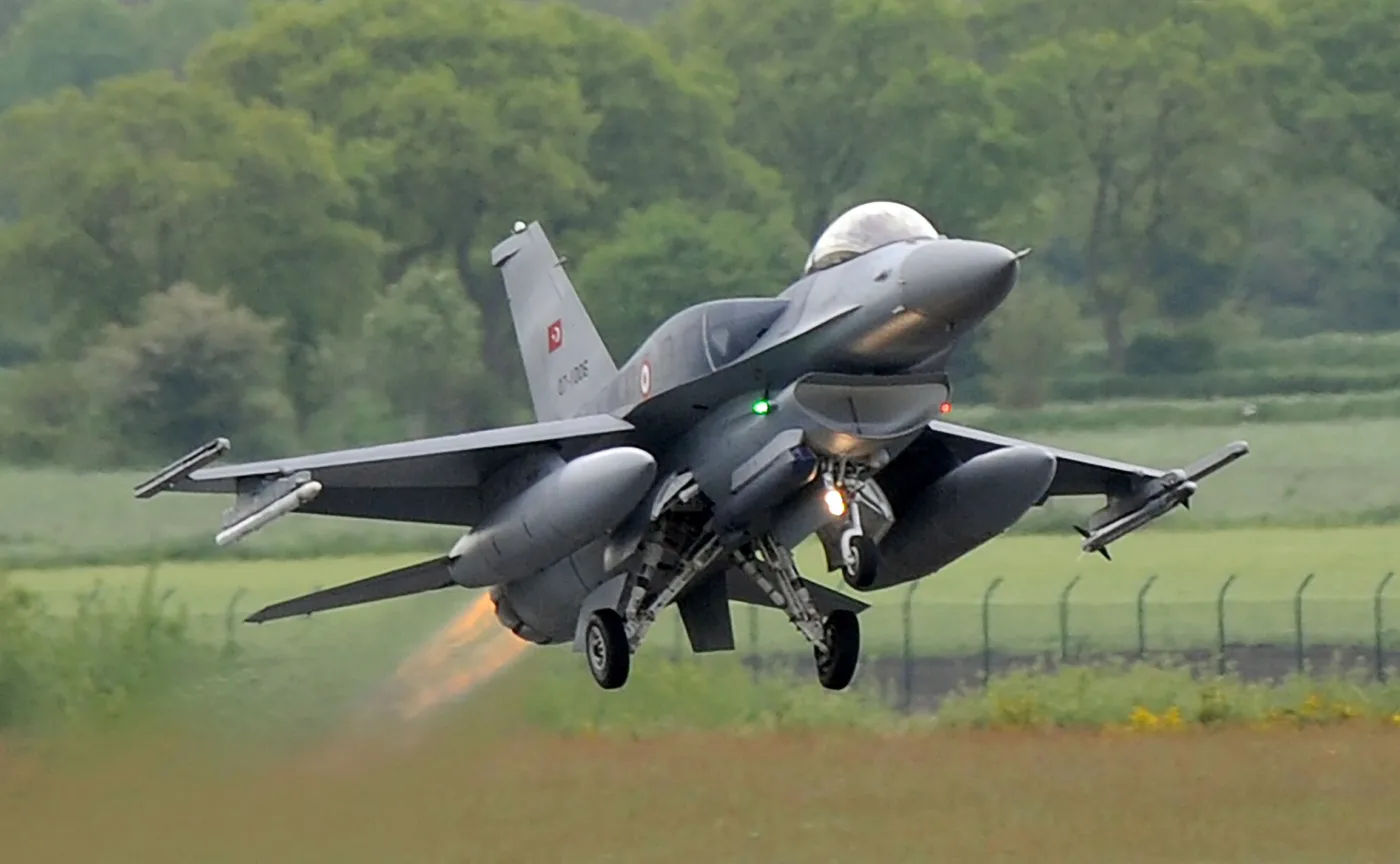 8463155-turecki-mysliwiec-f-16.jpg