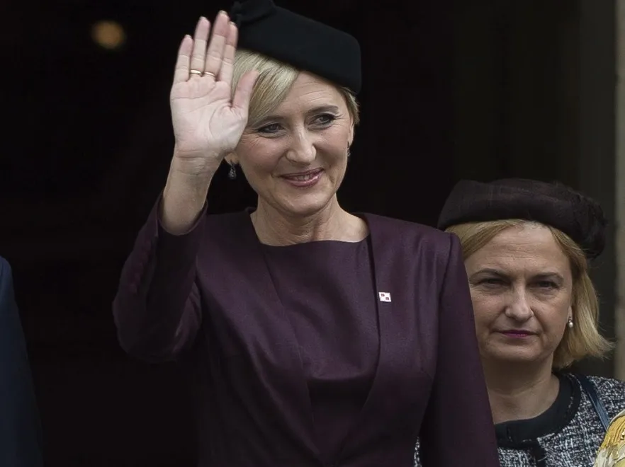 Jej niestraszny nawet postarzający fiolet: londyńskie stylizacje Agaty Dudy