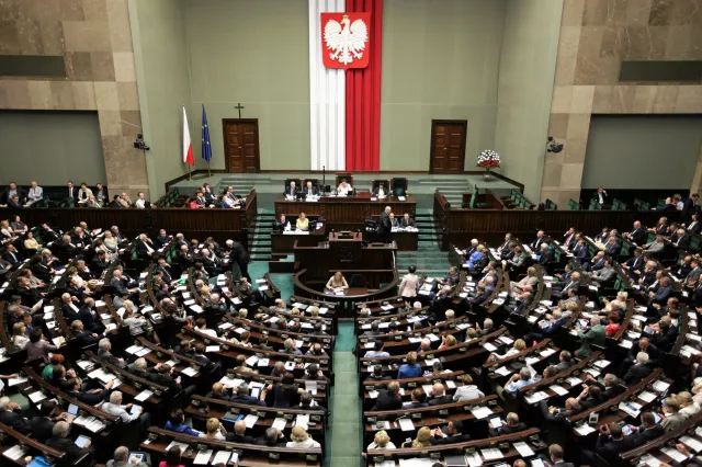 Spada poparcie dla PiS i PO. KORWiN wchodzi do Sejmu. NOWY SONDAŻ