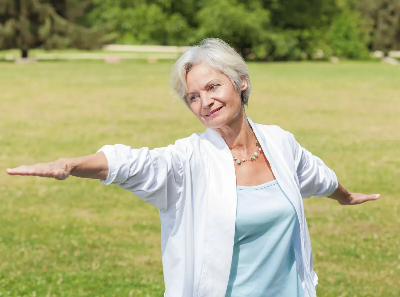 Kobieta ćwiczy tai chi