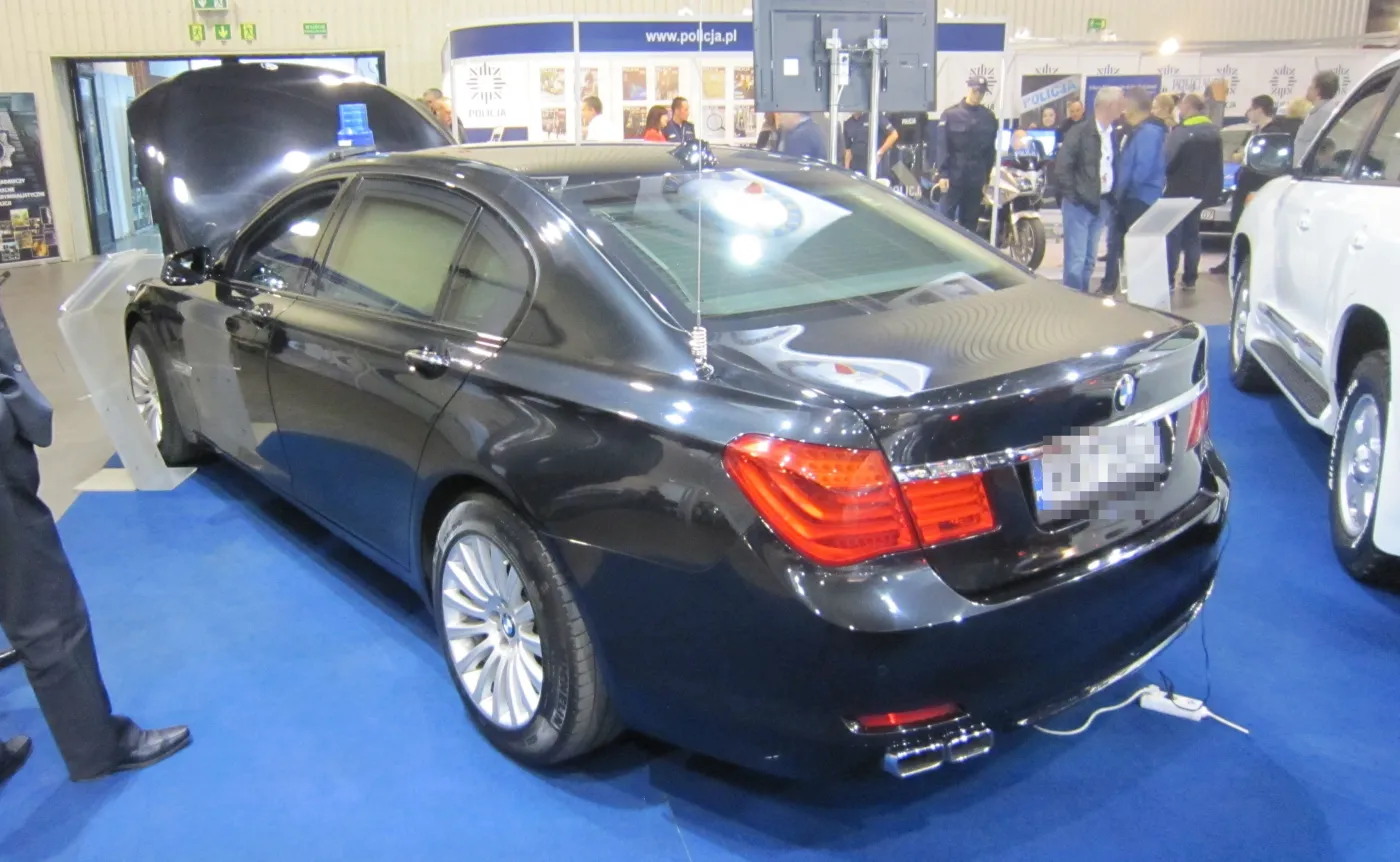 8807606-bmw-760li-high-security.jpg