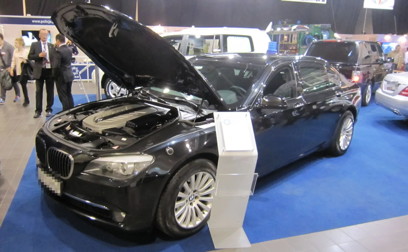 8807638-bmw-760li-high-security.jpg