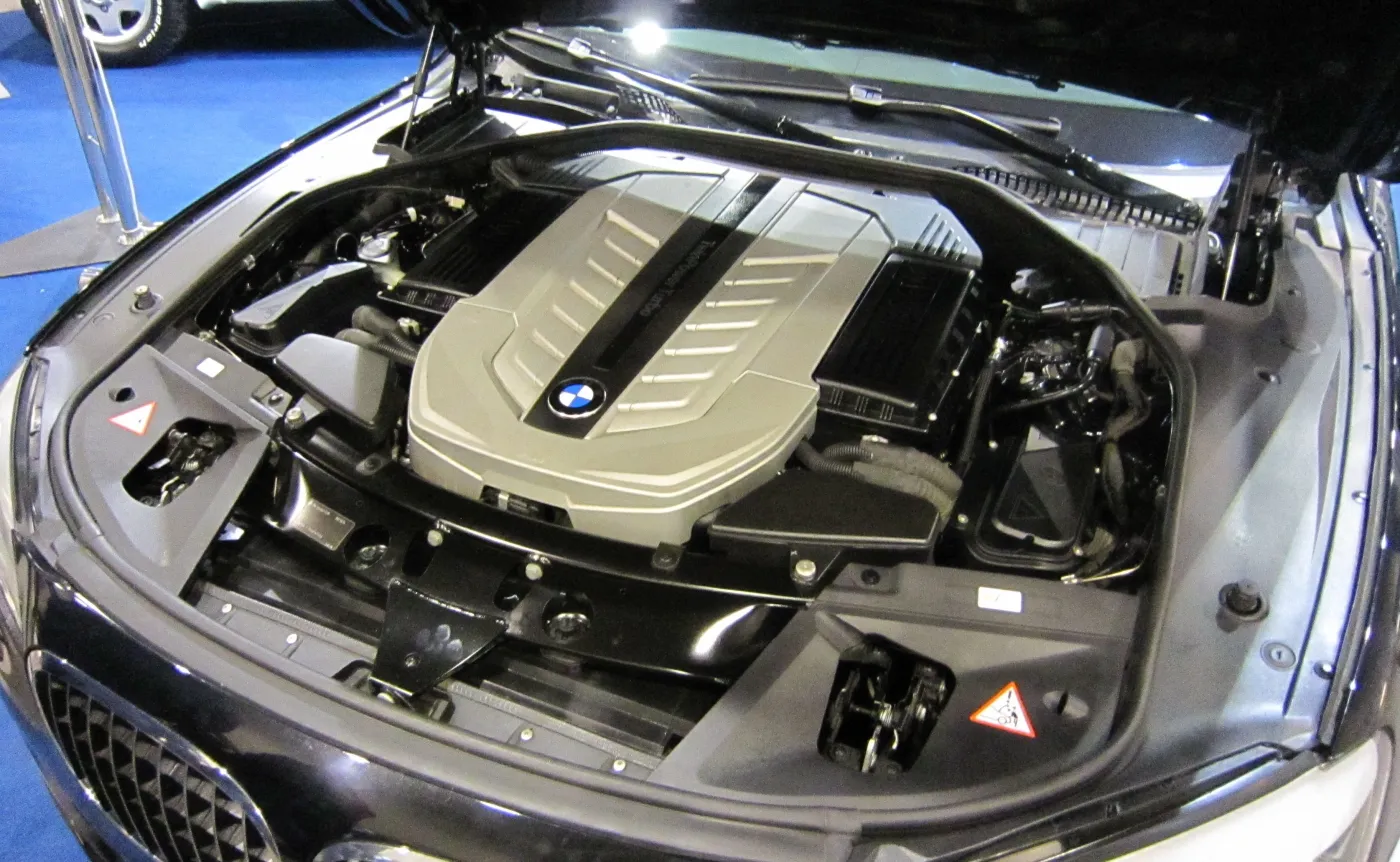 8807670-bmw-760li-high-security.jpg