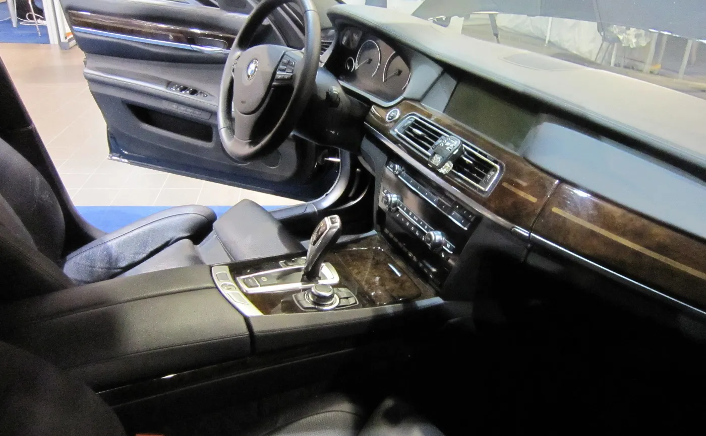8807798-bmw-760li-high-security.jpg