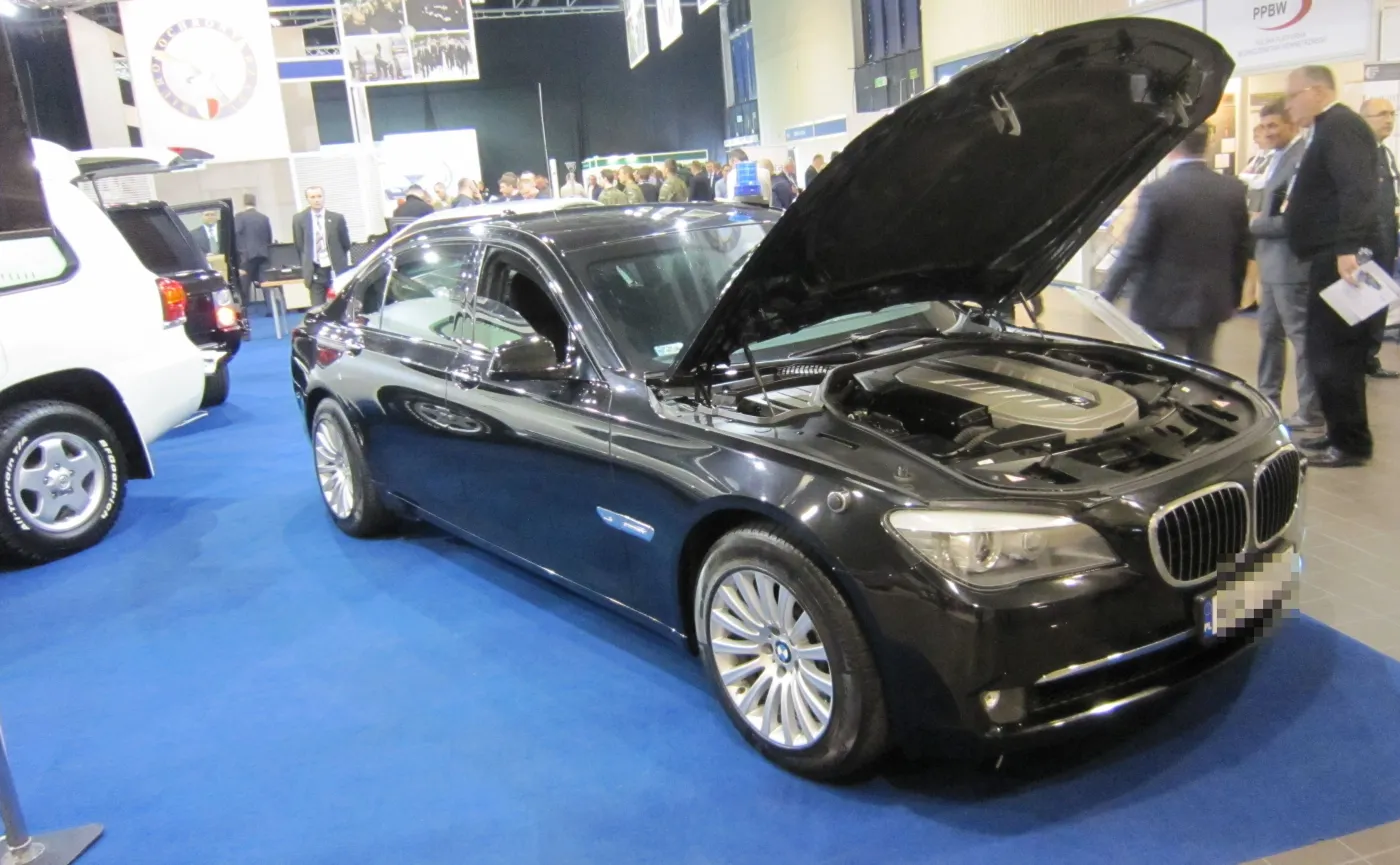 8807830-bmw-760li-high-security.jpg