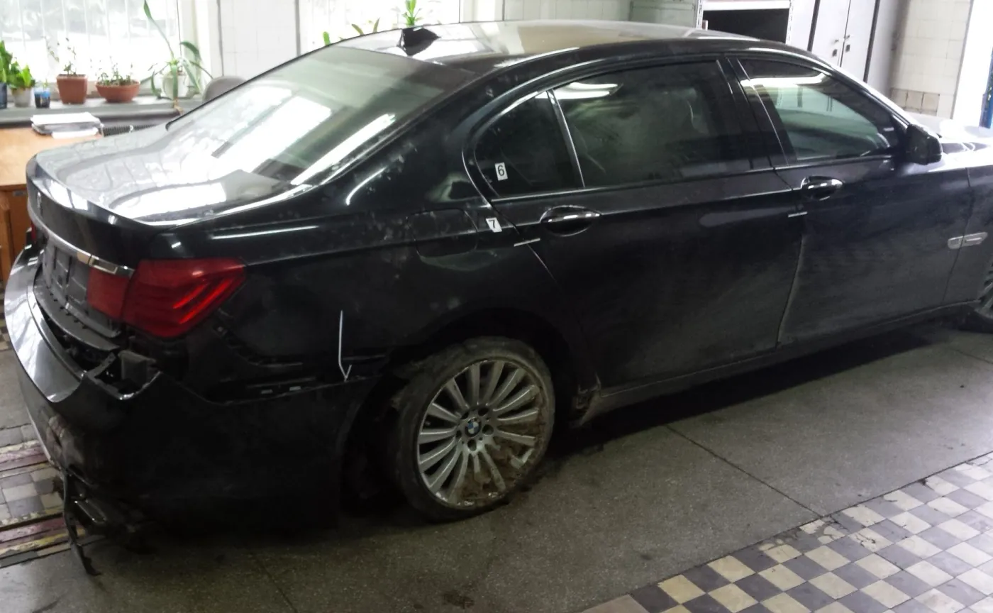 8820712-bmw-760li-high-security.jpg
