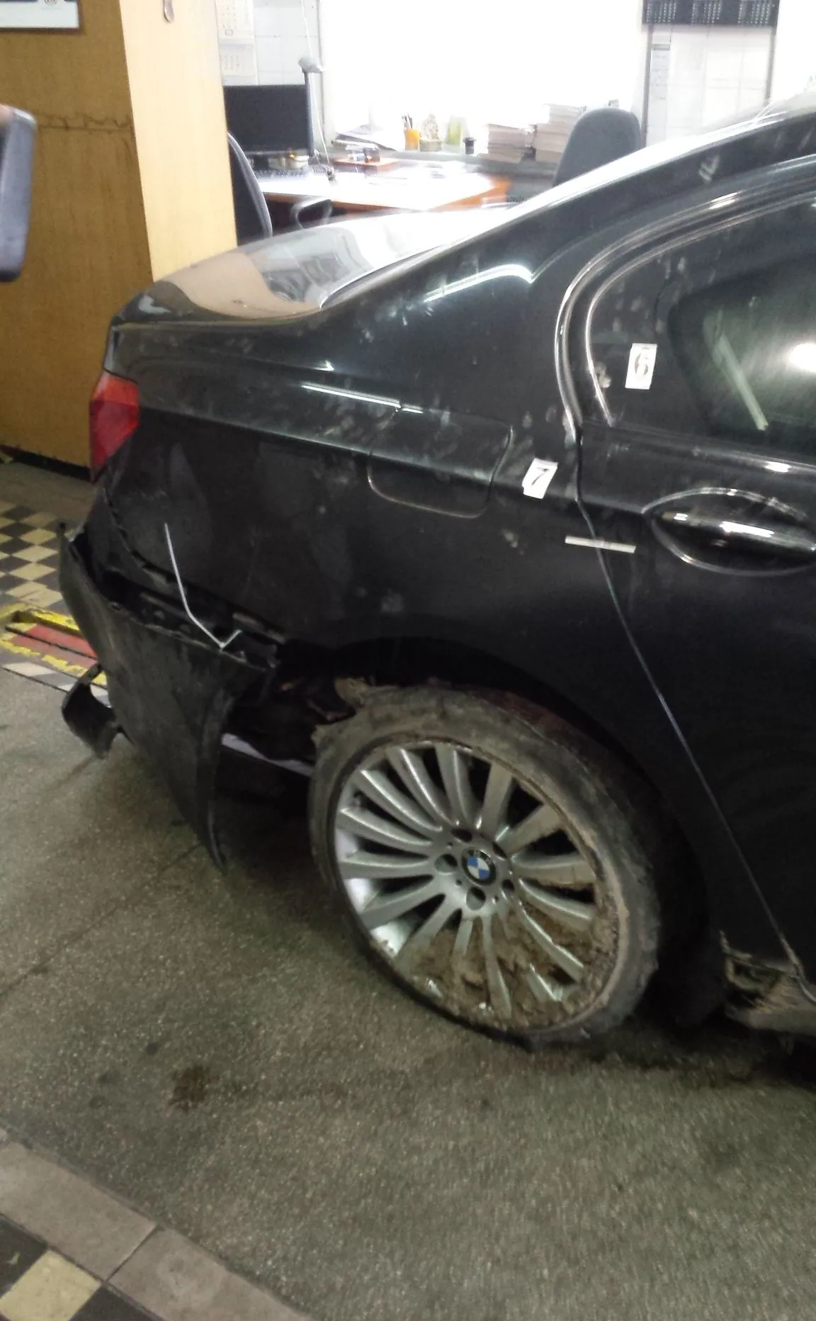 8820898-bmw-760li-high-security.jpg