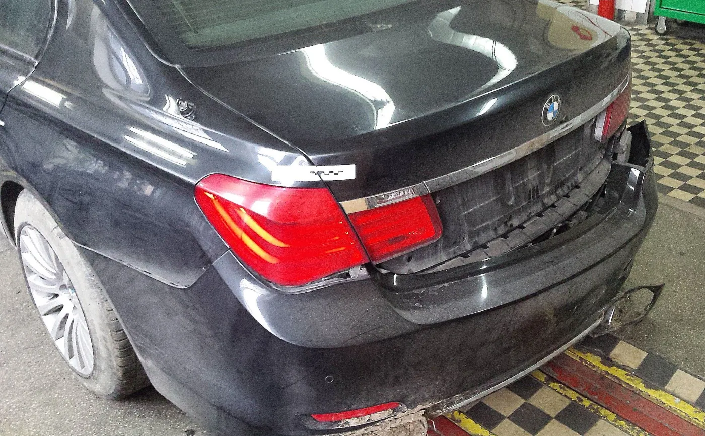 8821056-bmw-760li-high-security.jpg